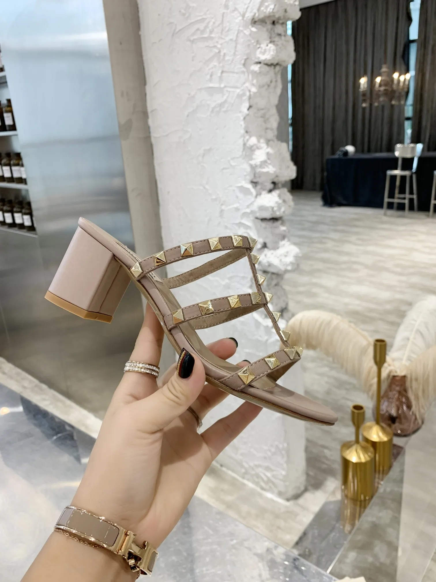 👟👟Ex-factory price 440👟👟 Women's shoes, women's clothing, Warren thick heel sandals) VT rivet series is definitely a classic! Since the launch of the Rockstud Collection series, it has become one of the important iconic elements of Valentino! Domineering rivets are a must-have item in every woman’s shoe wardrobe! Created from the original, perfectly reproduced! Heel height: 6 cm, flat bottom, size 34-42, leather outsole